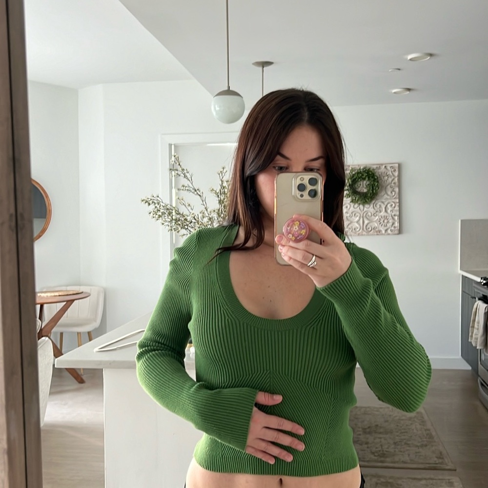 Medium sized green sweater from Abercrombie! Fits like a long sleeve. Worn once